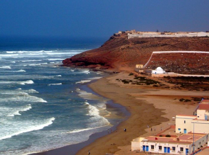 Kolory Maroka – czerwone klify nad błękitem oceanu