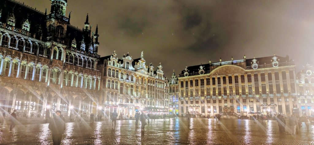 Rozświetlony La Grand Place – wieczorem i w dzień.
