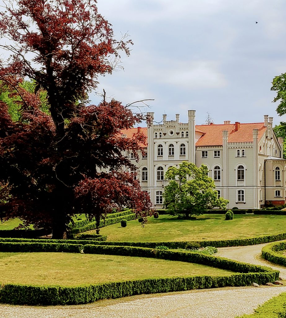 Milicz – ruiny zamku książąt oleśnickich, Pałac klasycystyczny Maltzanów, park pałacowy.