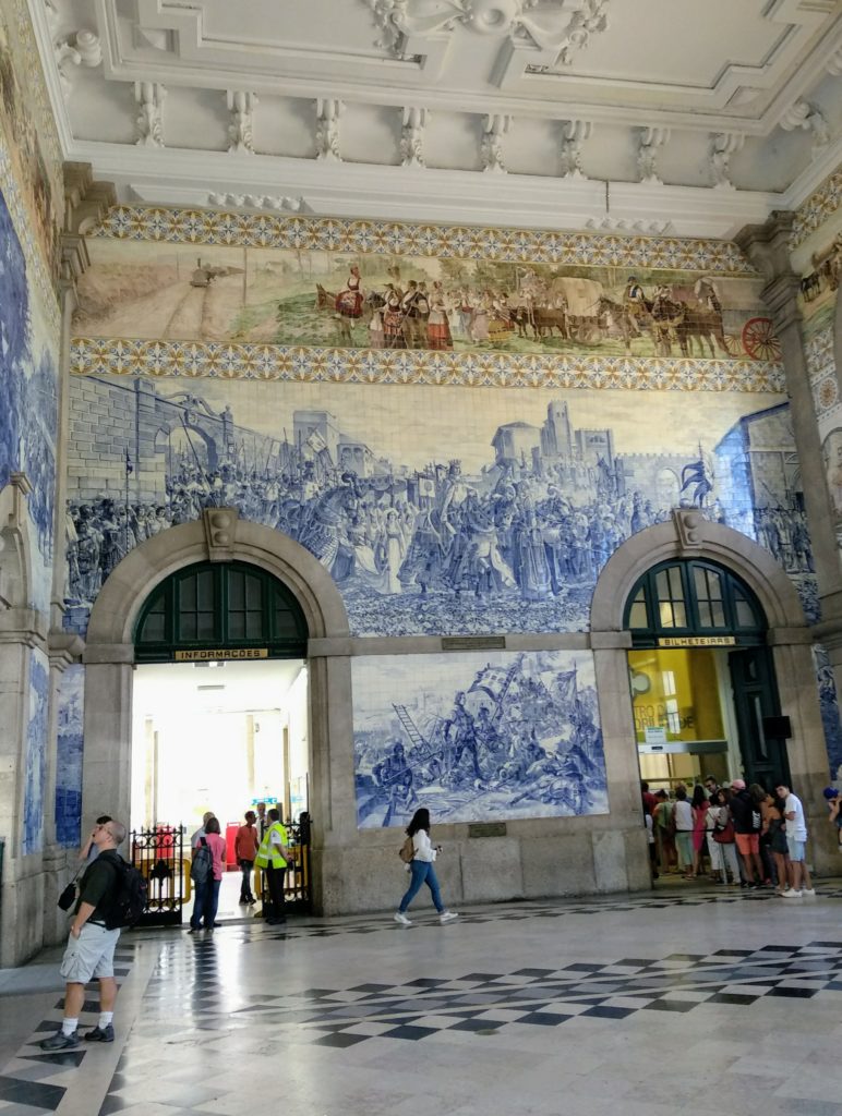 Stacja Sao Bento z pięknymi azulejos
