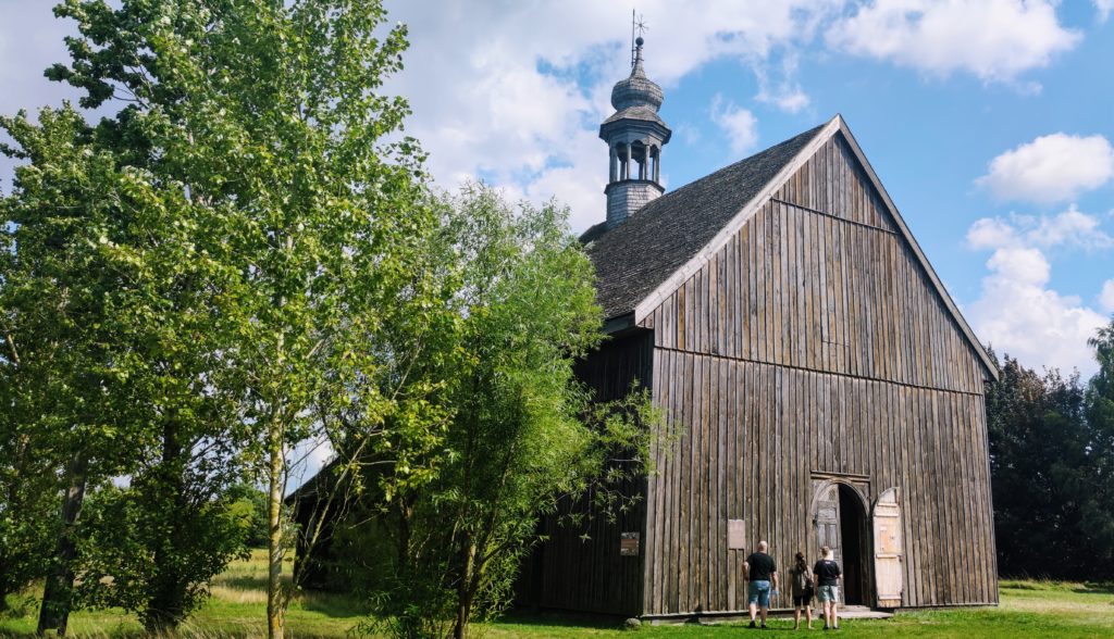 Drewniany wiejski kościółek pw. Ś.Marcina