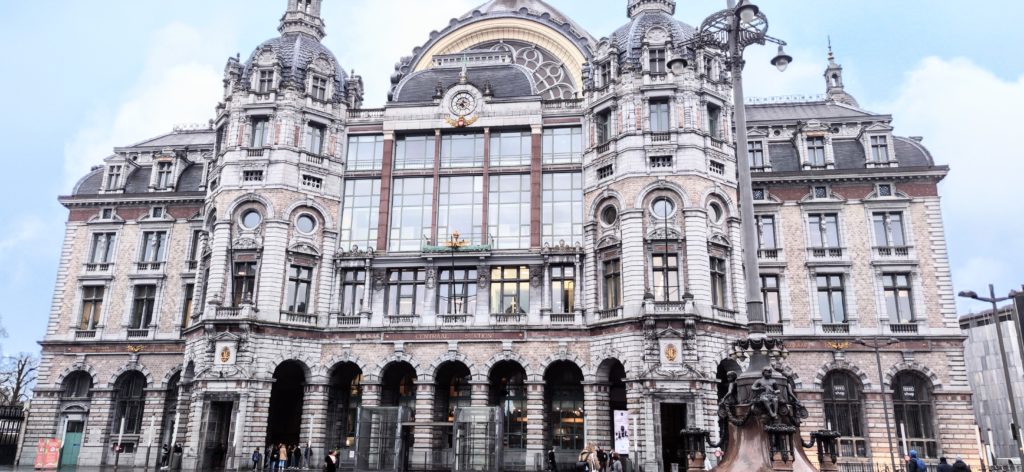 Antwerpia Centralna z zewnątrz.